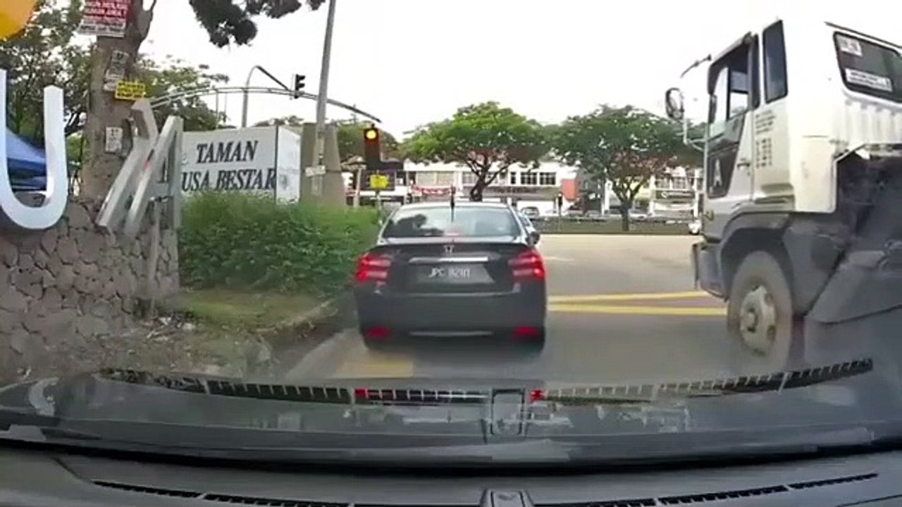 Ce camion n'a pas vu la voiture en prenant le virage... Douloureux pour la carrosserie