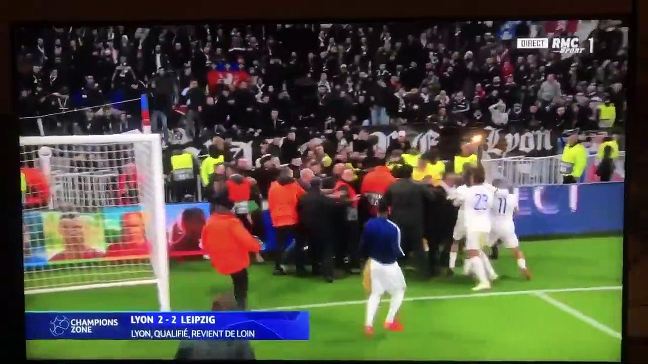 Les Lyonnais se chauffent avec leurs supporters, le service de l'ordre a du intervenir !