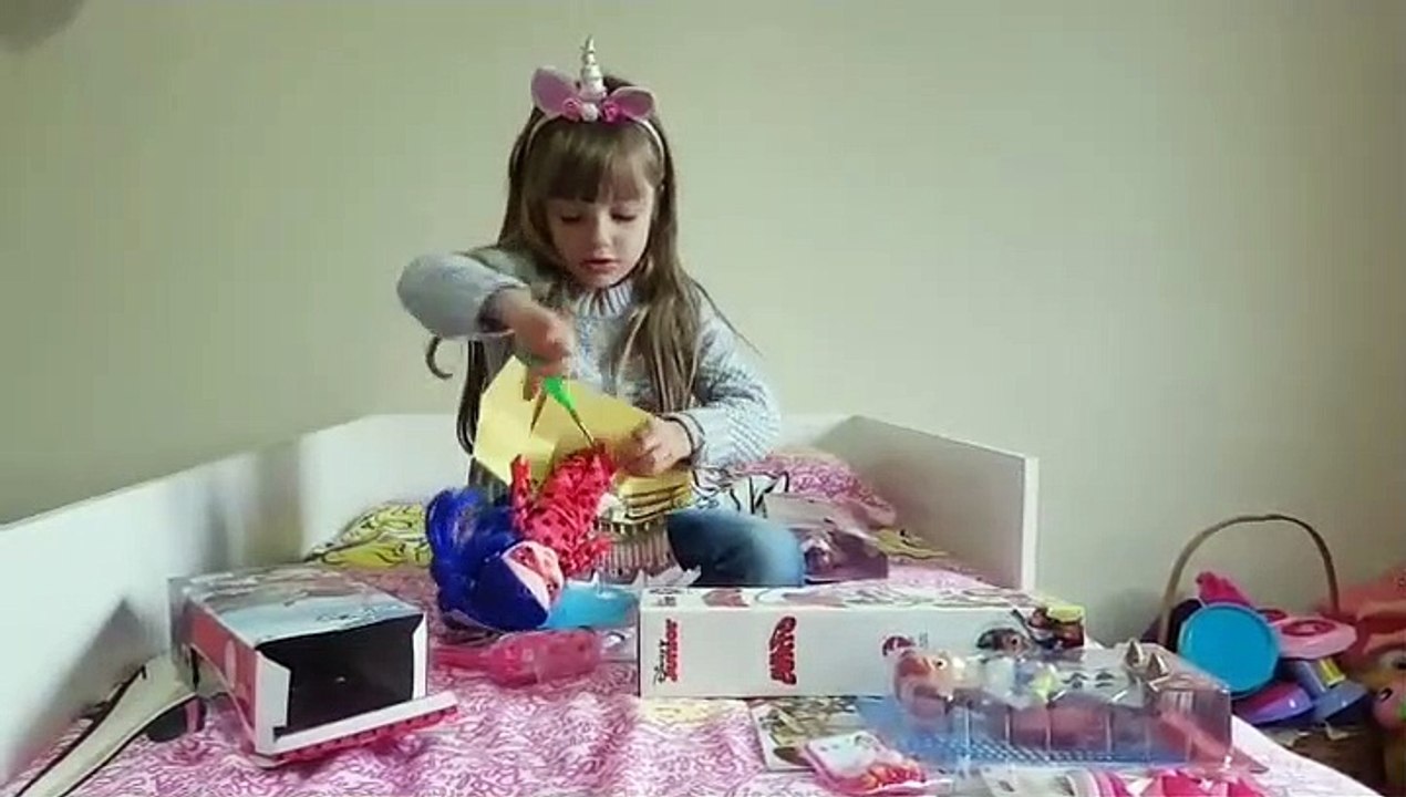 Sophia, Isabella e Alice Abrindo  Presentes de Aniversário