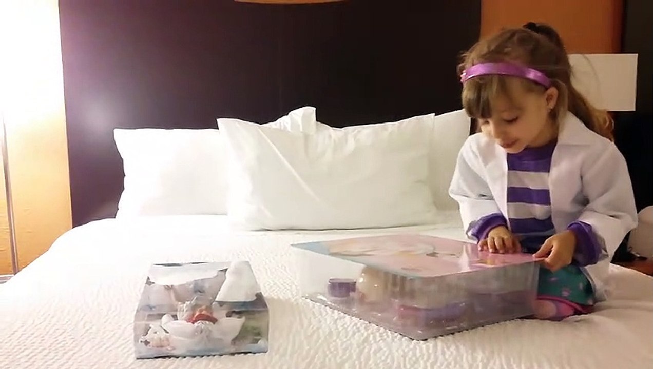 Sophia, Isabella e Alice Abrindo Brinquedos Disney Parte 3