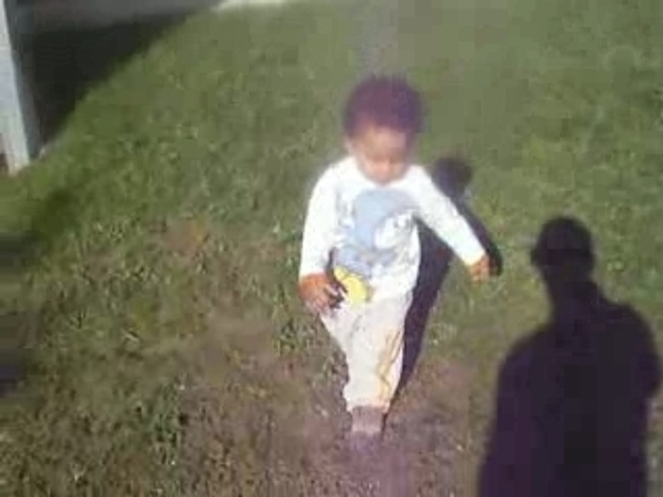 Alex dans le jardin