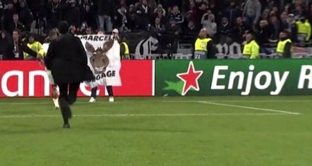 Eski Beşiktaşlıya büyük terbiyesizlik! Skandal pankart