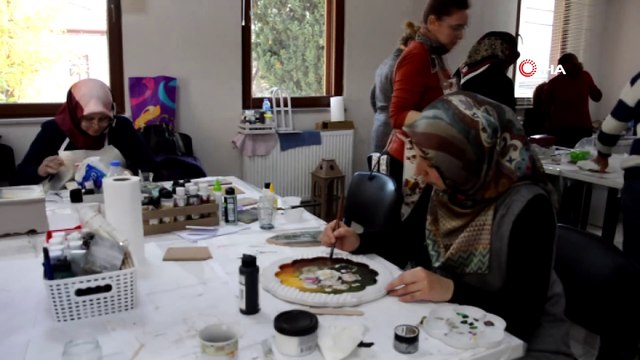 Meslek öğrenip aile bütçesine katkı sağlıyorlar