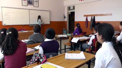 'Berber öğretmen' öğrencileri için hafta sonu da mesai yapıyor - VAN