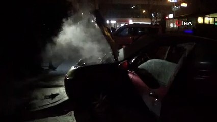 Alevler içinde kalan araçtan son anda kurtuldular