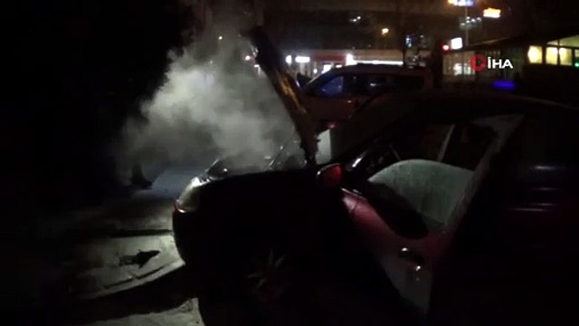 Çalıştırmak istediği otomobili alev alev yandı, canlarını son anda kurtardılar