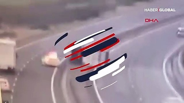 Şiddetli rüzgar, kamyonu polis arabasına fırlattı