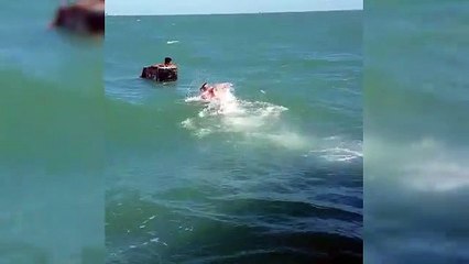 Des gardes de la marine Mexicaine sauvent un homme en perdition dans un frigo en pleine mer