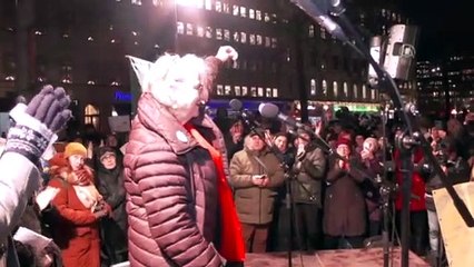 İsveçli gazeteci Doctare, Peter Handke'ye tepki olarak Nobel madalyasını iade ediyor - STOCKHOLM