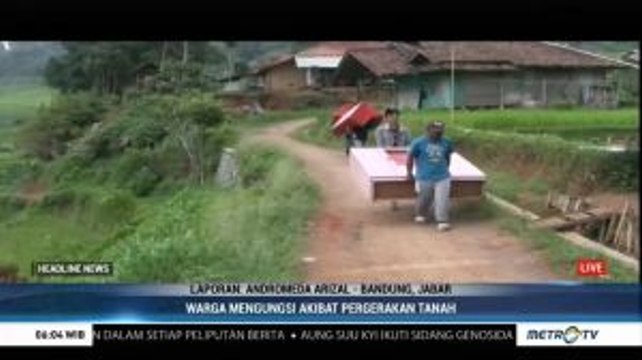 Warga Kampung Cihideung Mengungsi Akibat Pergerakan Tanah