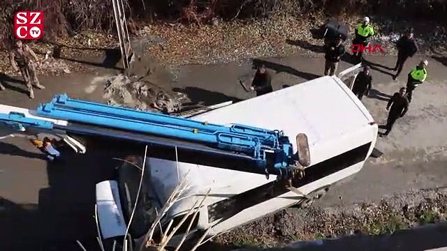 Özel Harekat polislerini taşıyan minibüs şarampole yuvarlandı