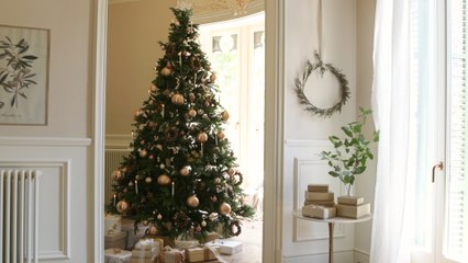 Un árbol elegante con toques dorados