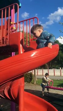 plastik kaydıraktan kayan çocuk ve elektriklenme