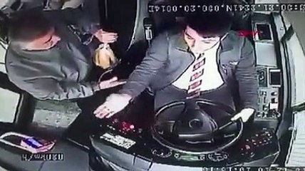 Malatya'da yolcunun otobüs şoförüne yumruklu saldırısı kamerada