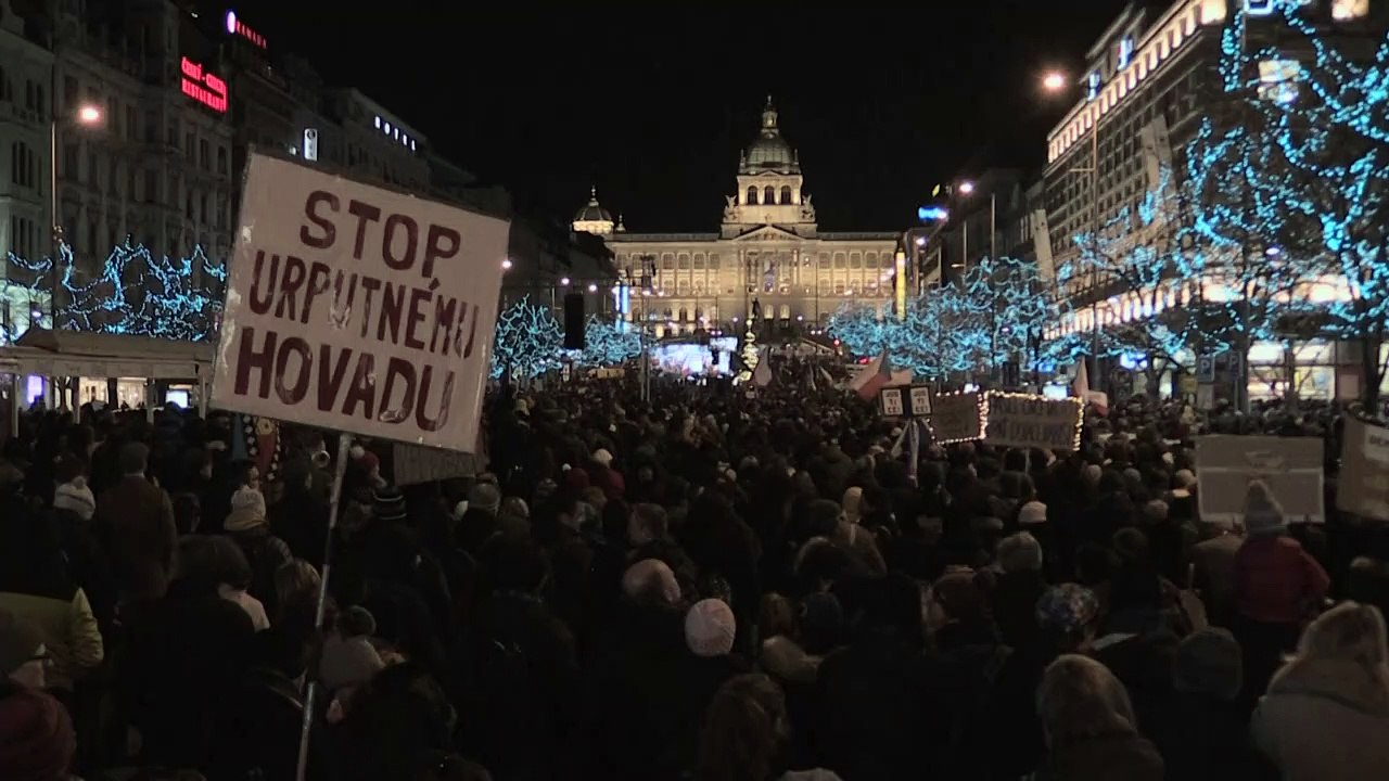Zehntausende Tschechen fordern Rücktritt von Regierungschef Babis