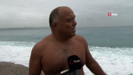 Kırmızı koda rağmen dev dalgalarda deniz keyfi