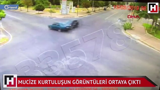 نجاة شاب تركي بأعجوبة من حادث مروّع لاصطدام سيارتين في أنطاليا