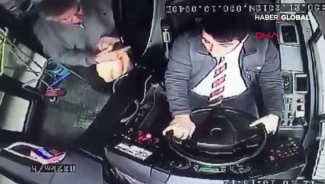 Hareket halindeki otobüs şoförüne saldırdı