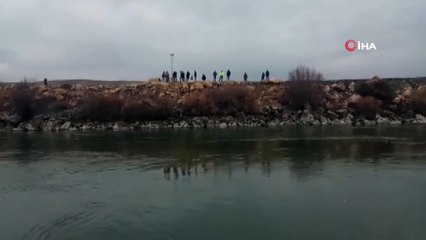 Haber alınamayan balıkçının, nehir kenarında eşyaları bulundu