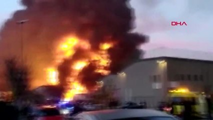 Barselona'da geri dönüşüm fabrikasında büyük yangın
