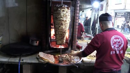 Hataylı dönerci ıslak mendil ve poşetle kadına şiddete dikkati çekiyor