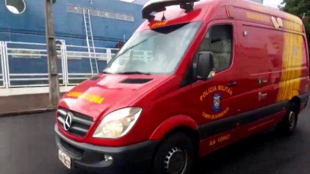 Carros batem no Alto Alegre e jovem fica ferida