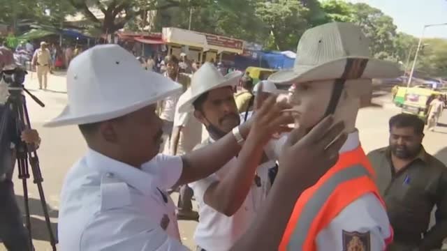 Colocan maniquíes disfrazados de policías para mejorar el tráfico en India