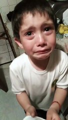Niño llora desconsoladamente tras matar a una hormiga con su moto de juguete