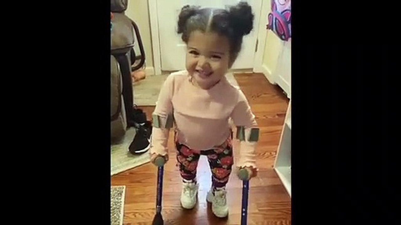 Atteinte de paralysie elle marche pour la première fois avec prothèses et béquilles !