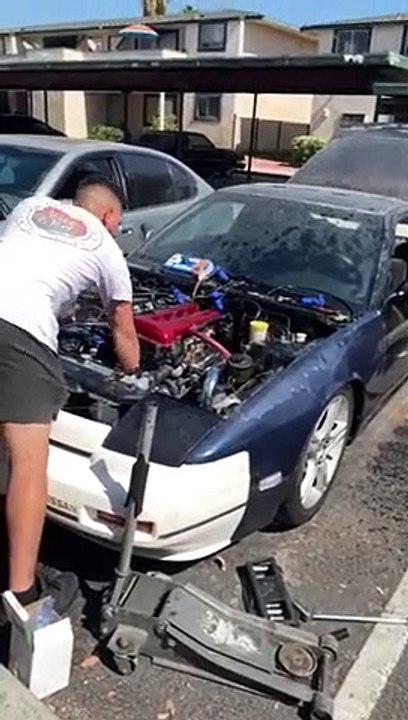 Sa voiture s'enflamme quand il essaye de la réparer !