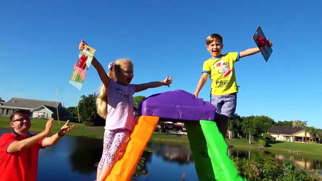 ديانا وروما يتظاهران بلعب لعبة التسلق مع ألعاب النشاط - أغاني الأطفال ، وتعلم الألوان ، والتظاهر اللعب ، والفيديو للأطفال ، حكايات ، أغاني للأطفال والأطفال