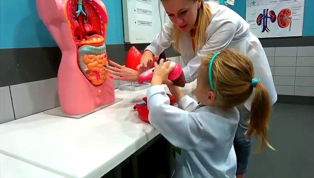 لعب دور للأطفال في مركز اللعب التفاعلي في الهواء الطلق للأطفال - أغاني الأطفال ، وتعلم الألوان ، والتظاهر اللعب ، والفيديو للأطفال ، حكايات ، أغاني للأطفال والأطفال