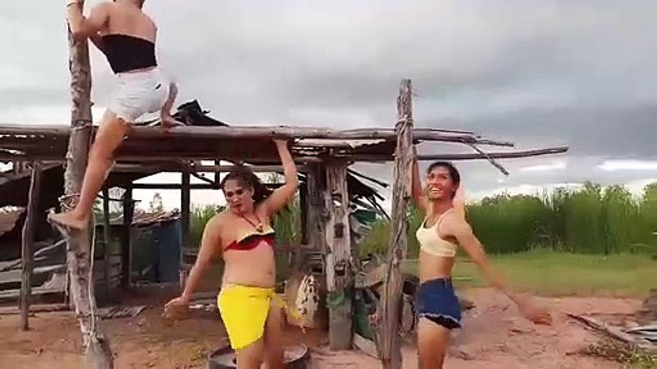 3 filles qui dansent sur un bout de bois... on sent la gamelle arriver