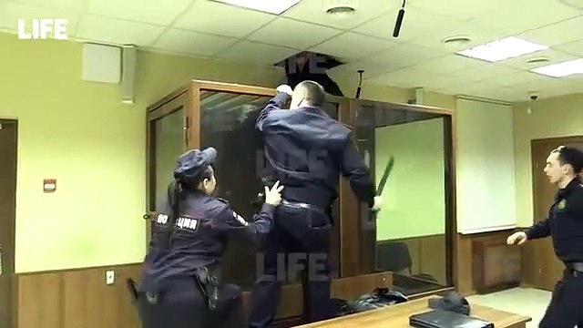 Un homme tente de s'évader de la salle d'audience... ridicule