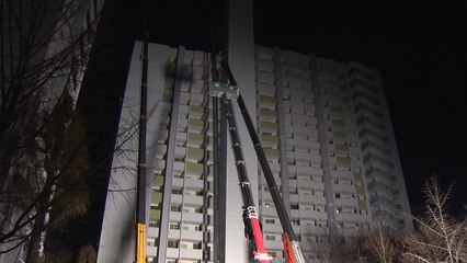 20층 아파트 작업하던 사다리차 기울어 11시간 가까이 수습 / YTN