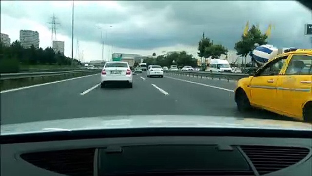Ce conducteur roule à toute vitesse en plein traffic et prend beaucoup de risques