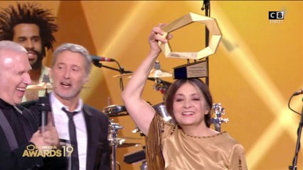 Jean-Paul Gaultier remet l'award d'honneur à Catherine Ringer