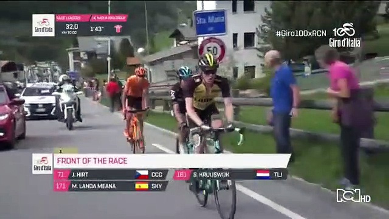 ¡Para cagarse!: El ciclista Tom Dumoulin se vio forzado a bajarse de la bicicleta en plena carrera
