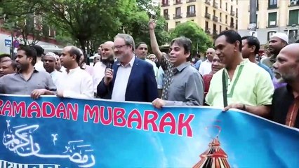 La hostia a los de Ahora Madrid por defender el Islam en las calles sin faldas y a lo loco
