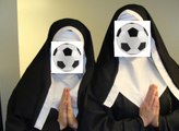 Fútbol y Fe: el desternillante vídeo de la monja y el policía dando toques al balón