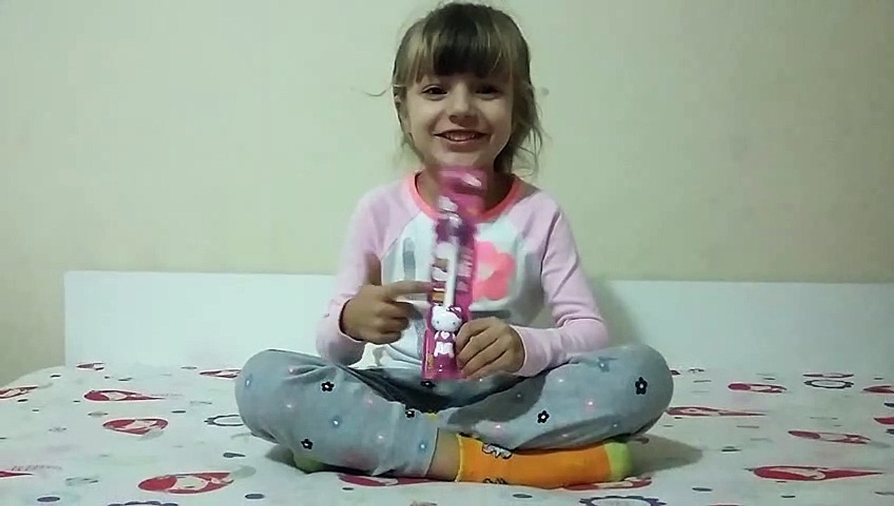 Sophia, Isabella e Alice Abrindo Escova de Dente da Hello Kitty