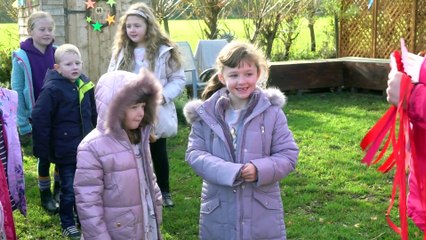 Sophia, Isabella e Alice Andando de Cavalos Unicórnios