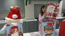 Sophia, Isabella e Alice Brincando com Livros Natalinos , Feliz Natal.