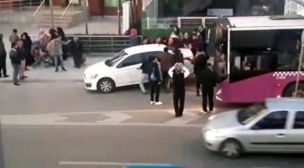 Vatandaşlar yanlış park edilen aracı yoldan böyle çekti