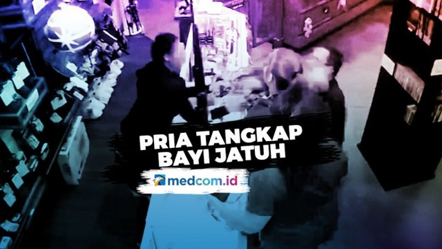 Terekam CCTV, Bayi Nyaris Jatuh Saat Ibunya Membeli Senapan