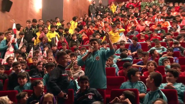 Fatih Belediyesinden amatör kulüplere binlerce spor malzemesi desteği