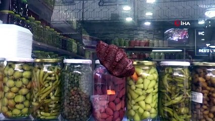 Dünya gündemine oturan 'duvardaki muz' yerine 'camda çiğ köfte'