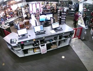 Momento en que un bebé se cae del mostrador de una tienda mientras su madre estaba comprando un arma de fuego