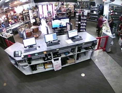 Momento en que un bebé se cae del mostrador de una tienda mientras su madre estaba comprando un arma de fuego