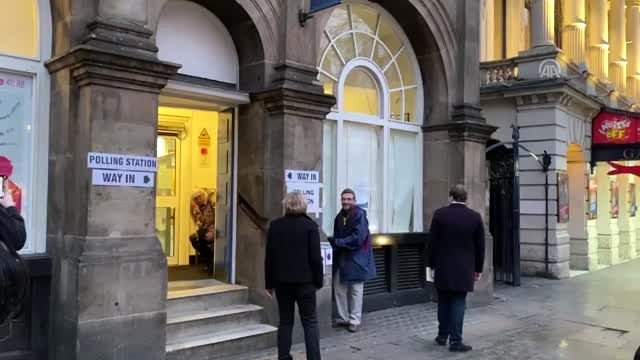 İngiltere erken seçim için sandık başında (1)